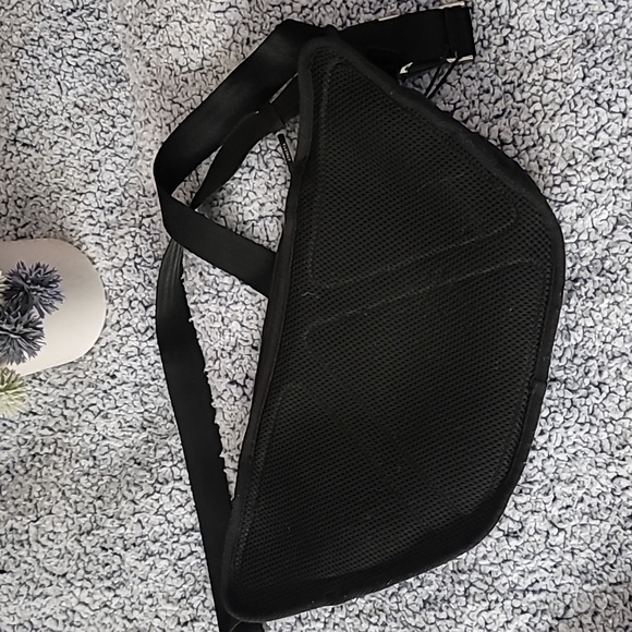 🗻 ATHLETA Stylish Black Crossbody or Fanny Pack Bag - Picture 2 of 10